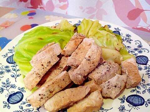 キャベツと豚ひれ肉の蒸し焼き♪